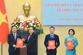 Phó Chủ tịch Thường trực Quốc hội Trần Thanh Mẫn trao Nghị quyết cho tân Ủy viên Thường trực Ủy ban Tư pháp Cao Mạnh Linh. (Nguồn: Báo Đại biểu Nhân dân)