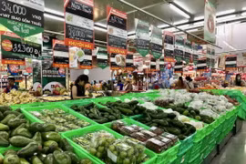 Khu vực bày bán sản phẩm trái cây vùng miền tại siêu thị Thành phố Hồ Chí Minh. (Ảnh: Mỹ Phương/TTXVN)