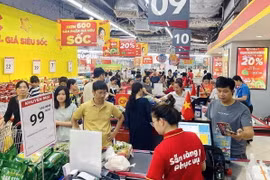 Người dân mua sắm hàng hóa tại siêu thị Winmart. (Ảnh: Trần Việt/TTXVN)