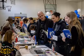 Người dân tham gia hội chợ việc làm tại New York, Mỹ. (Ảnh: AFP/TTXVN)
