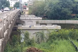 Nhiều hạng mục nâng cấp cầu Vỹ Dạ đã triển khai nhưng không thể thi công hoàn thiện do không có mặt bằng. (Nguồn: báo Thừa Thiên-Huế)