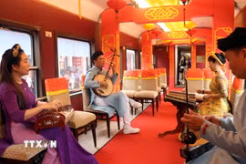 Biểu diễn âm nhạc dân tộc trên chuyến tàu Kết nối di sản miền Trung - Vietnam Central Heritage Connection, tuyến Huế-Đà Nẵng. (Ảnh: Đỗ Trưởng - TTXVN)