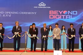 Các đại biểu cắt băng khánh thành văn phòng tại Seoul của Hàn Quốc. (Ảnh: Đức Thắng/TTXVN)