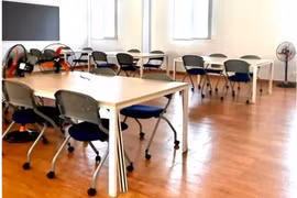 Phòng học ngày 19/3 trống trơn, không có giáo viên, học sinh. (Ảnh: Phụ huynh cung cấp)