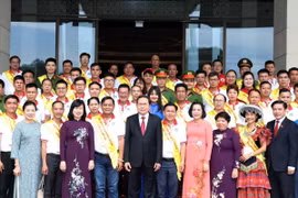 Chủ tịch Quốc hội Trần Thanh Mẫn với đại biểu người hiến máu tình nguyện tiêu biểu toàn quốc năm 2024. (Ảnh: Thống Nhất/TTXVN)