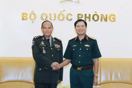 Thượng tướng Nguyễn Tân Cương, Tổng Tham mưu trưởng QĐND Việt Nam và Thứ trưởng Bộ Quốc phòng tiếp Đại tướng Mao Sophan, Phó Tổng Tư lệnh Quân đội kiêm Tư lệnh Lục quân Hoàng gia Campuchia. (Ảnh: Trọng Đức/TTXVN)