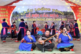 Người Tày Thượng Bằng La với làn điệu hát Then đặc sắc của đồng bào mình. (Ảnh: TTXVN phát)