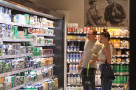 Người tiêu dùng mua sắm tại siêu thị ở Frankfurt, Đức. (Ảnh: THX/TTXVN)