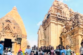 Du khách lưu lại khoảnh khắc khi tham quan Tháp bà Ponagar, thành phố Nha Trang, tỉnh Khánh Hòa. (Ảnh: Vietnam+)