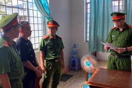 Cơ quan Cảnh sát điều tra thực hiện lệnh bắt bị can để tạm giam. (Nguồn: báo Bình Thuận)