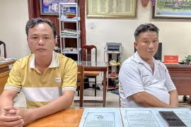 Bị can Nguyễn Văn Hận (bên trái) và bị can Trần Thanh Hùng tại cơ quan Công an. (Ảnh: TTXVN phát)