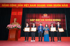 Bộ Giáo dục-Đào tạo gặp mặt, tuyên dương và khen thưởng học sinh đạt giải tại các kỳ thi Olympic Quốc tế. (Ảnh: Thanh Tùng/TTXVN)