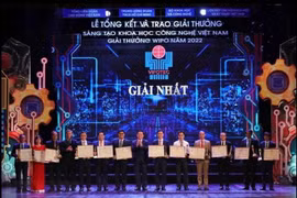 Bí thư Trung ương Đảng, Trưởng Ban Tuyên giáo Trung ương Nguyễn Trọng Nghĩa và Chủ nhiệm Ủy ban Khoa học và Công nghệ và Môi trường của Quốc hội Lê Quang Huy trao Bằng khen cho các chủ nhiệm và đồng chủ nhiệm của công trình đoạt giải Nhất. (Ảnh: Hoàng Hiếu/TTXVN)