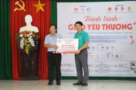 Trao tặng 30 phần quà cho học sinh, gia đình thương binh, liệt sỹ và có hoàn cảnh khó khăn trên địa bàn tỉnh Bến Tre. (Ảnh: Chương Đài/TTXVN)