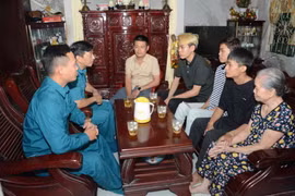 Ban Chỉ Huy Quân sự phường Tam Thuận động viên ba anh em trước ngày nhập ngũ. (Ảnh: Văn Dũng/TTXVN)