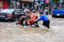 Đường Trần Hưng Đạo, quận Ninh Kiều, thành phố Cần Thơ) ngập sâu trong đợt triều cường đầu tháng 10/2022.(Ảnh: Thanh Liêm/TTXVN)