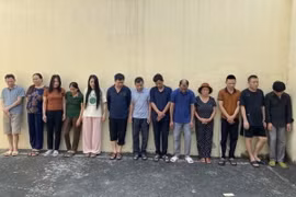 Các đối tượng trong đường dây ghi số lô, đề bị bắt giữ. (Ảnh TTXVN: phát)