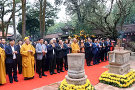 Các đại biểu dâng hương tại chùa Côn Sơn trong ngày Khai hội mùa Xuân Côn Sơn-Kiếp Bạc năm 2023. (Ảnh: Mạnh Tú/TTXVN)