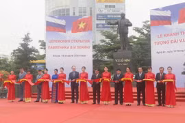 Lãnh đạo tỉnh Nghệ An, tỉnh Ulyanovsk và Đại sứ Đặc mệnh toàn quyền Liên bang Nga tại Việt Nam thực hiện nghi thức cắt băng khánh thành tượng V.I.Lenin. (Ảnh: Xuân Tiến/TTXVN)
