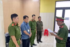 Cơ quan Cảnh sát điều tra Công an tỉnh Đồng Nai tống đạt Quyết định khởi tố bị can và thi hành Lệnh bắt bị can để tạm giam đối với Đặng Trần Huy. (Ảnh: Nguyễn Tiến Đạt/TTXVN phát)