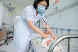 Bác sỹ khám cho bệnh nhi mắc bệnh ho gà. (Ảnh: Minh Quyết/TTXVN)