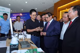 Thủ tướng Phạm Minh Chính và các đại biểu tham quan Triển lãm các sản phẩm ứng dụng Khoa học-Công nghệ, hồi tháng 5/2023. (Ảnh: Hoàng Hiếu/TTXVN)
