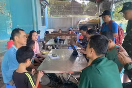 Người dân Làng Nủ trở về an toàn sau mưa lũ. (Ảnh: TTXVN phát)