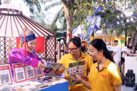 Gian hàng giới thiệu du lịch của Hiệp hội du lịch Mông Cổ nhận được sự quan tâm của các doanh nghiệp lữ hành Việt Nam. (Ảnh: Xuân Khu/TTXVN)