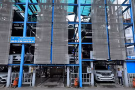 Mỗi lái xe chỉ mất 2-3 phút để đưa xe di chuyển vào trong cũng như ra ngoài bãi đỗ tại các bãi đỗ xe thông minh. (Ảnh: Tuấn Anh/TTXVN)