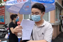 Một thí sinh phấn khởi chia sẻ về bài thi và dự đoán điểm số (Ảnh: Hoàng Đạt/Vietnam+)