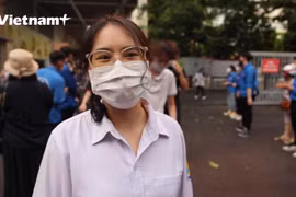 Thí sinh tự tin khi hoàn thành bài thi môn Toán (Ảnh: Hoàng Đạt/Vietnam+)