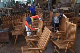 Sản xuất đồ gỗ xuất khẩu (Ảnh: Vũ Sinh/TTXVN)