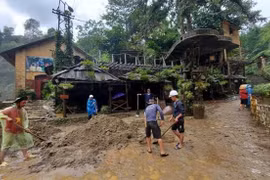 Người dân làm du lịch cộng đồng tại bản Cát Cát, huyện Sa Pa, tỉnh Lào Cai khắc phục hậu quả do mưa lũ gây ra. (Ảnh: Quốc Khánh/TTXVN)
