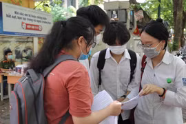 Các thí sinh tự tin sau khi kết thúc môn thi đầu tiên (Ảnh: Hoàng Đạt/Vietnam+)