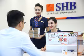Giao dịch tại SHB. (Ảnh: CTV/Vietnam+)
