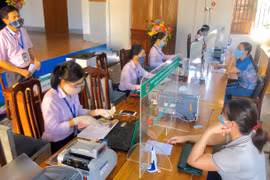 Giao dịch tại Ngân hàng Chính sách xã hội. (Ảnh: Vietnam+)