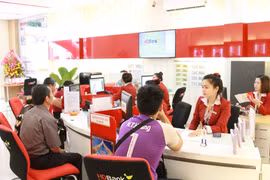 Giao dịch tại HDBank. (Ảnh: Vietnam+)