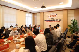 Ông Nguyễn Quốc Hùng, Tổng Thư ký Hiệp hội ngân hàng cùng đại diện các ngân hàng tại cuộc họp. (Ảnh: Vietnam+)
