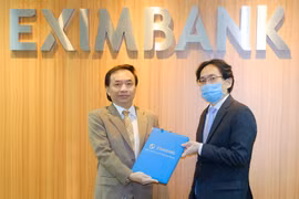 Ông Yasuhiro Saitoh - Chủ tịch HĐQT Eximbank (bên phải) trao Quyết định bổ nhiệm ông Trần Tấn Lộc giữ chức vụ Tổng Giám đốc của ngân hàng. (Ảnh: CTV/Vietnam+)