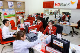 Giao dịch tại HDBank. (Ảnh: Vietnam+)