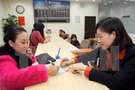 Giao dịch tại Sacombank. (Ảnh: TTXVN)