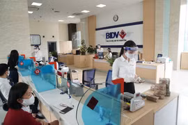 Giao dịch tại BIDV. (Ảnh: Vietnam+)