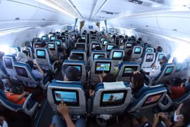 Hành khách trên chuyến bay của hãng hàng không Vietnam Airlines. (Ảnh: CTV/Vietnam+)