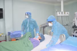 Các bác sỹ tại Bệnh viện Cần Thơ đang thăm khám cho bệnh nhân. (Ảnh: CTV/Vietnam+)