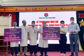 TPBank trao nhiều máy thở cao cấp cho các bệnh viện ở tuyến đầu chống dịch COVID-19. (Ảnh: Vietnam+)