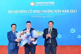 Ông Nguyễn Đức Thụy (giữa) được bầu giữ chức Phó Chủ tịch HĐQT LienVietPostBank. (Ảnh: Vietnam+)