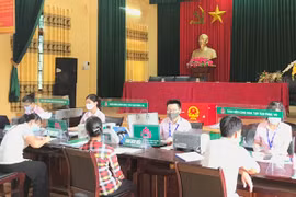 Giao dịch tại Ngân hàng Chính sách xã hội chi nhánh Hưng Yên. (Ảnh: Vietnam+)