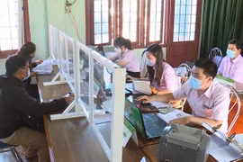Các cán bộ NHCSXH huyện Đức Cơ giao dịch tại Điểm xã La Nam. (Ảnh: Vietnam+)