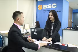 Giao dịch tại Công ty chứng khoán BSC. (Ảnh: Vietnam+)