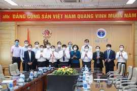 Đại điện các ngân hàng Vietcombank, HDBank, VietinBank, BIDV, Agribank và các tập đoàn đã đóng góp hàng trăm tỷ đồng cho chương trình vaccine phòng COVID-19. (Ảnh: CTV/Vietnam+)